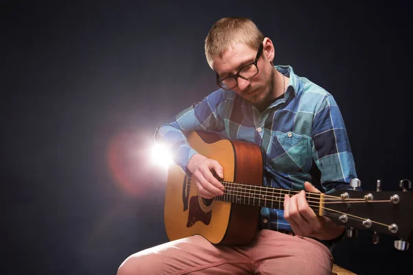 Guitarist Musician Guitar Acoustic Playing Dark Blue Background — Stock Photo, Image