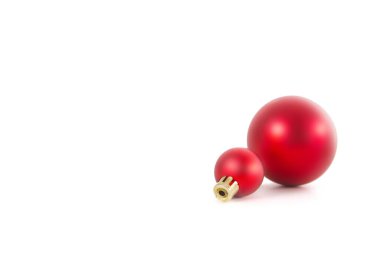 İki güzel kırmızı Noel topu beyaza izole edilmiş.