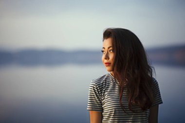 Sahilde güzel bir kadın