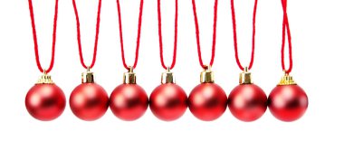 Kırmızı noel baloları beyaz arka planda izole edilmiş fiyonklardır. Bunun kırpma yolu var. Beyaz üzerine kırmızı noel topu çizgisi.