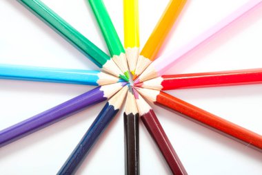 Beyaz arkaplanda izole edilmiş renkli kalemler.