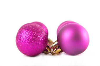 Beyaz arka planda Noel eflatunu topları. Noel arkaplanı.