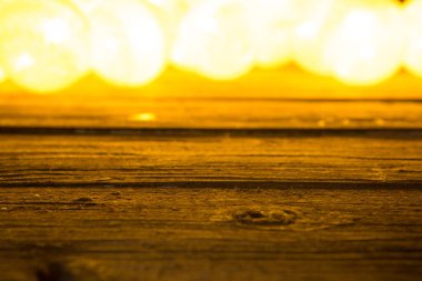 Eski ahşap arka planda Noel ışıkları.