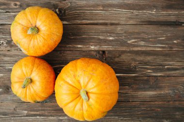 Arkaplanda turuncu bir balkabağı. Şükran Günü ve Cadılar Bayramı konsepti. Yukarıdan bak. Üst Manzara. Metin ve tasarım için boşluk kopyala