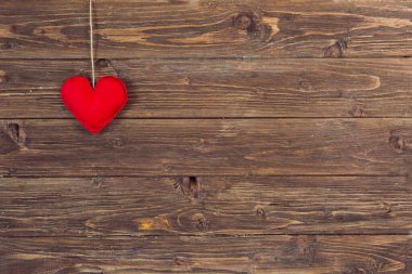 Eski ahşap duvarın üzerinde kırmızı bir kalp.
