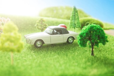 Yeşil çimlerin üzerinde beyaz eski araba oyuncağı