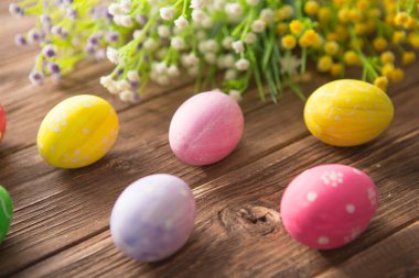 Eski ahşap bir yüzeyde Paskalya yumurtaları