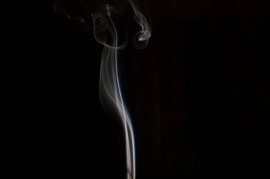 Karanlık arka planda izole edilmiş soyut duman