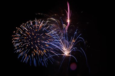 Geceleri çok güzel havai fişekler. Harika bir ülkenin harika bayramı. Amerika Birleşik Devletleri 'nde Bağımsızlık Günü kutlaması. 4 Temmuz.