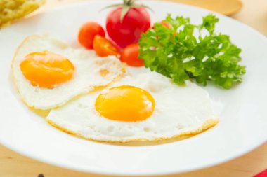 Domatesli yumurta ve yeşillik, geleneksel kahvaltı.