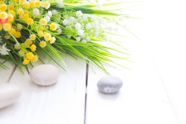 Vahşi çiçek, sıkıntılı ahşap arka planda serpilmiş. Beyaz bir ahşap bukette yabani çiçekler.