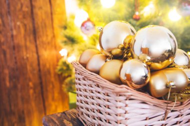 Noel ışıkları arka planında Noel süslemeleri olan sepet. Noel ağacından gelen sıcak ışık.