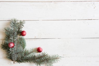 Noel arkaplan ağacı ve noel süslemeleri ahşap masa üzerinde fotokopi alanı ile. Üst görünüm.
