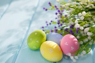 Beyaz ahşap arka planda renkli paskalya yumurtaları. Mutlu Paskalyalar.