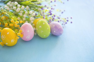 Mavi ahşap arka planda Paskalya yumurtaları