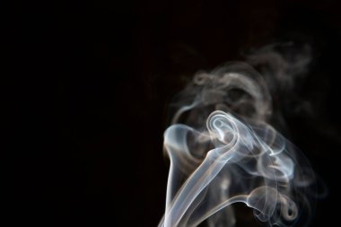 aromatik sopa koyu arka plan üzerinde beyaz yükselen duman