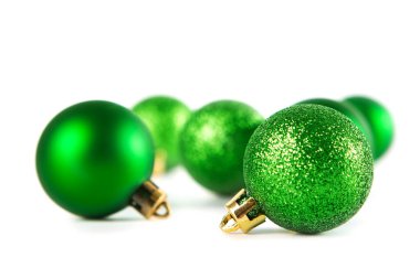 Beyaz arkaplanda yeşil noel süslemeleri ve metin için boşluk