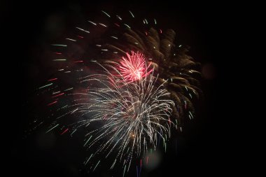 Geceleri çok güzel havai fişekler. Harika bir ülkenin harika bayramı. Amerika Birleşik Devletleri 'nde Bağımsızlık Günü kutlaması. 4 Temmuz.