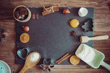 Noel pastası arka planı. Koyu ve paslı arka planda Noel yemeği pişirmek için gerekli malzemeler.