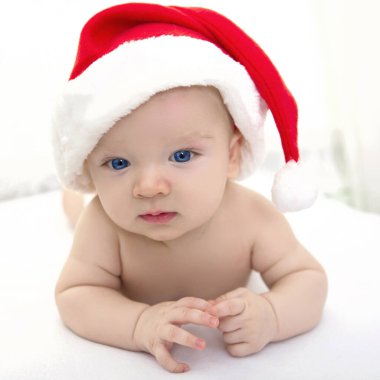 Bir erkek bebeğin portresi, Noel Baba 'nın şapkasındaki güzel komik bebek.