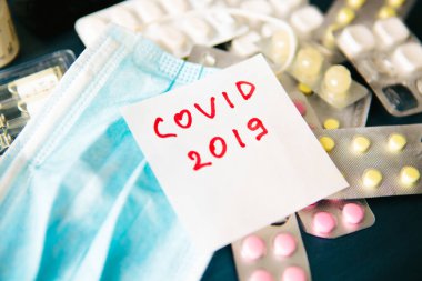 Roman Coronavirus - 2019-NCoV. 2019-NCoV tabletlerinin arkaplanındaki yazı. Çin Coronavirüs salgını.