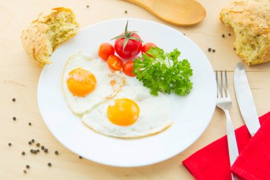 Kırsal ahşap arka planda bir tabakta kızarmış yumurta.