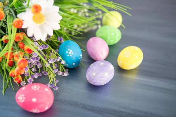 Décoration Pâques Peinte Avec Fleurs Sur Une Table Bois Gris — Photo