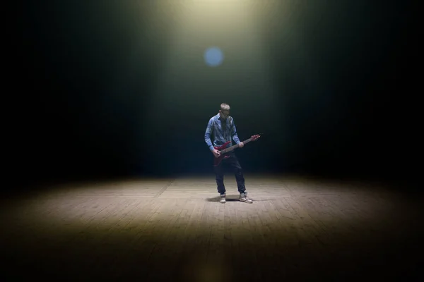 Hombre Tocando Guitarra Eléctrica Sobre Fondo Oscuro —  Fotos de Stock