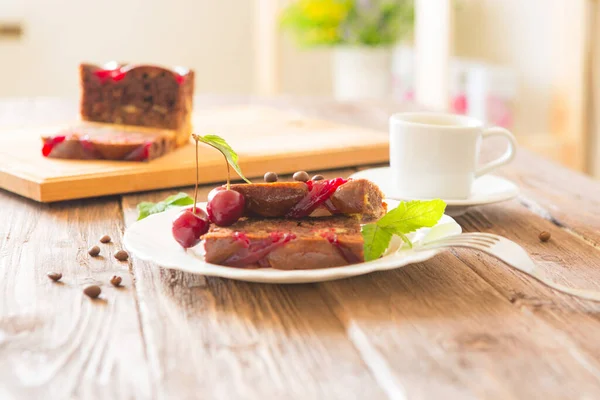 Deliziosa Torta Cioccolato Piatto Tagliere Sfondo Marrone Tavolo Rustico — Foto Stock