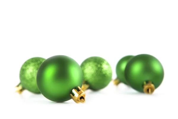 Groene Kerstversieringen Een Witte Achtergrond Met Ruimte Voor Tekst — Stockfoto