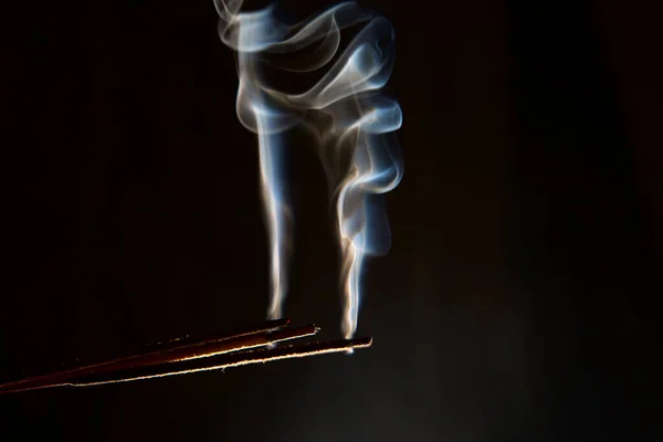 Белый Поднимающийся Дым Ароматной Палки Темном Фоне — стоковое фото