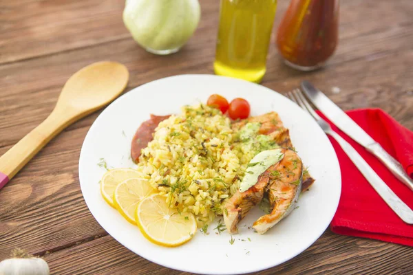 Levante Macarrão Com Salmão Verdura Uma Mesa Madeira — Fotografia de Stock