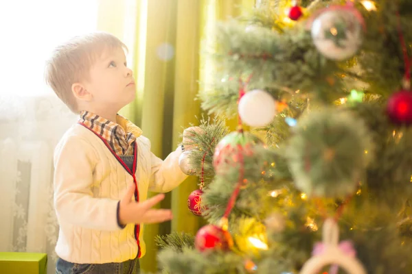 Lindo Niño Pequeño Decorando Árbol Navidad Habitación Vacaciones Navidad Año — Foto de Stock
