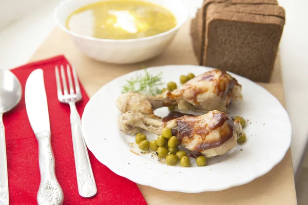 Tavuk budu beyaz tabakta, soslu.