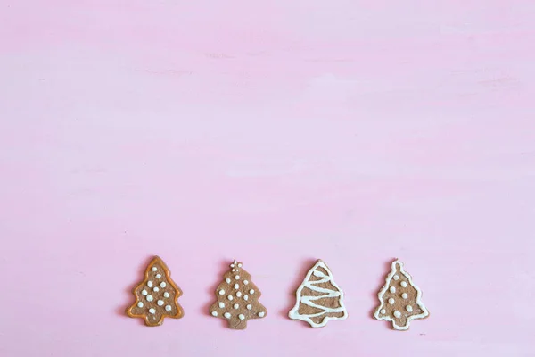 Line Gingerbread Cookies Pink Wooden Table Close Top View — Stock Photo, Image