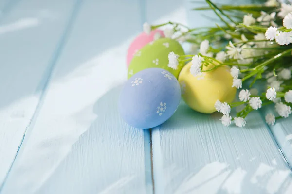 Oeufs Pâques Décorés Colorés Sur Fond Bois Blanc Joyeuses Pâques — Photo