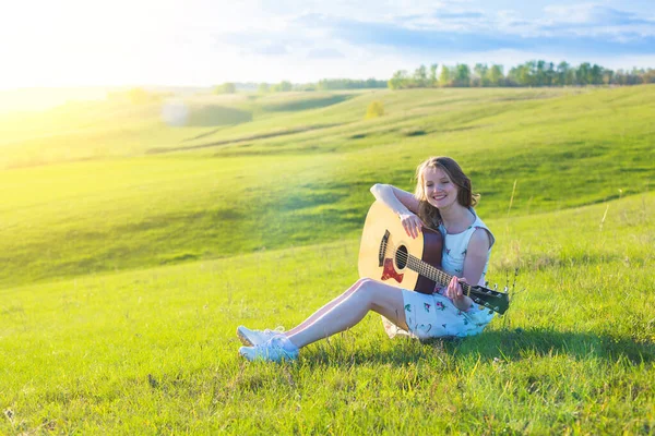 Mooie Jonge Vrouw Spelen Gitaar Bij Zonsondergang Mode Levensstijl — Stockfoto