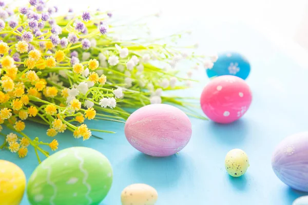 Œufs Pâques Peints Colorés Avec Des Fleurs Sur Fond Bois — Photo