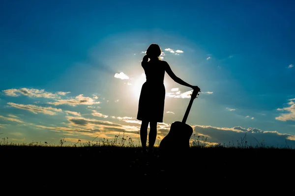 Frau Mit Gitarre Über Dem Sonnenuntergangshimmel Selektiver Fokus Silhouette — Stockfoto