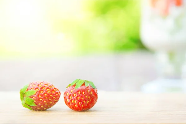 Dos Strawberryes Tabla Cortar Mesa Madera Sobre Jardín Soleado Verde —  Fotos de Stock