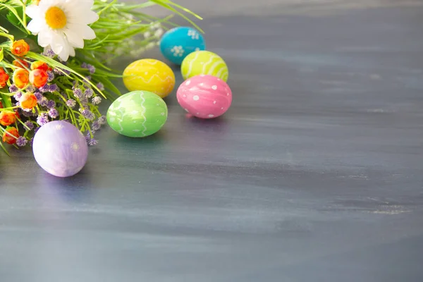 Oeufs Fleurs Pâques Sur Des Planches Bois Gris — Photo