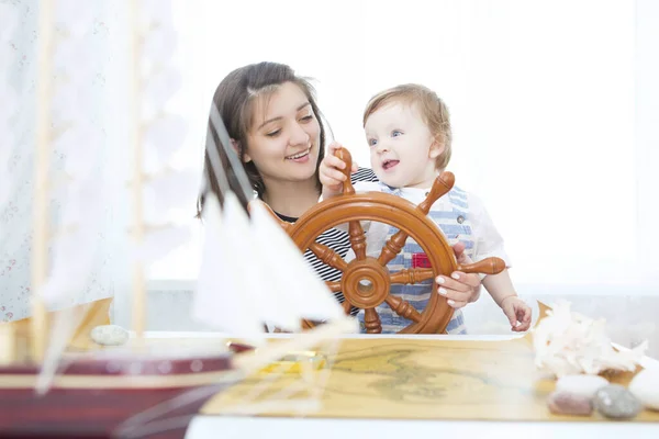 Glückliches Kind Und Mama Spielen Mit Spielzeug Segelboot Drinnen Reise — Stockfoto