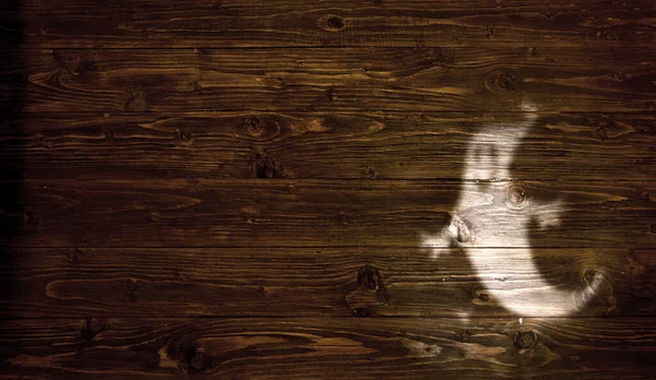 木製の背景に幽霊の影とハロウィンの背景 ハロウィン用の幽霊のシルエット — ストック写真