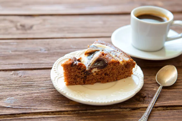 Kaffee Und Kuchen Auf Dem Teller Auf Dem Holztischhintergrund — Stockfoto