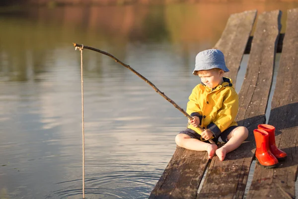 Kleiner Junge Fängt Einen Fisch Vom Holzsteg Sommerzeit — Stockfoto