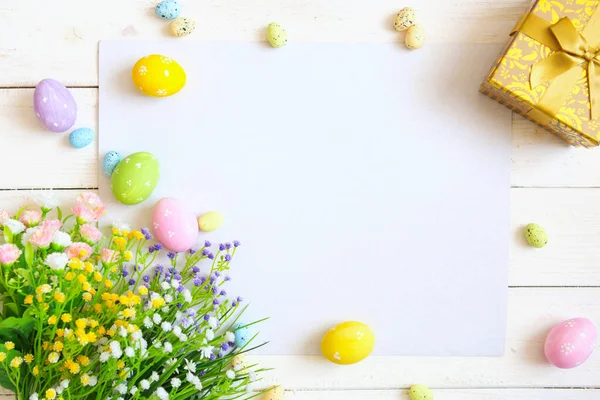 Leeres Laken Mit Osterdekorationen Auf Weißem Holzgrund Ostergrußkarte — Stockfoto