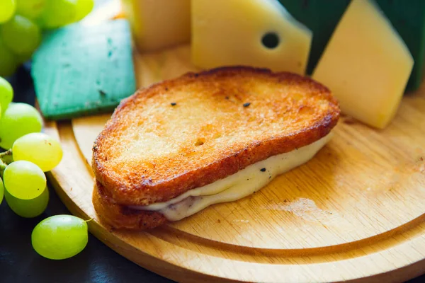 Warme Gegrilde Gebakken Sandwich Met Kaas Groene Druiven Zwarte Leisteen — Stockfoto