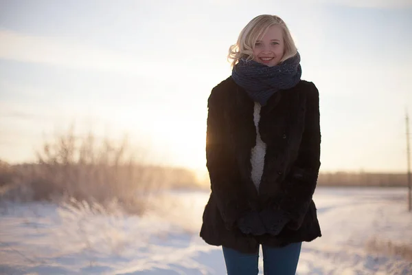 Молодая Девушка Зимнем Парке — стоковое фото