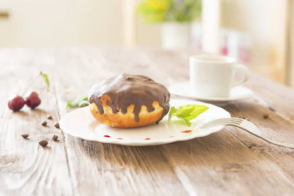 Chokladmunk Med Kaffe Träbord — Stockfoto