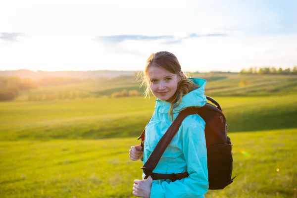 Lächelnde Junge Frau Mit Rucksack Wandert Auf Feld — Stockfoto